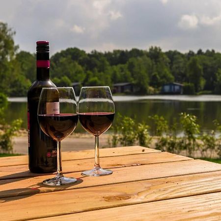 Luxe Chalet In Oosterwolde In Friesland, Op Rustig Park Met Uitzicht Op Meer En Strandje المظهر الخارجي الصورة