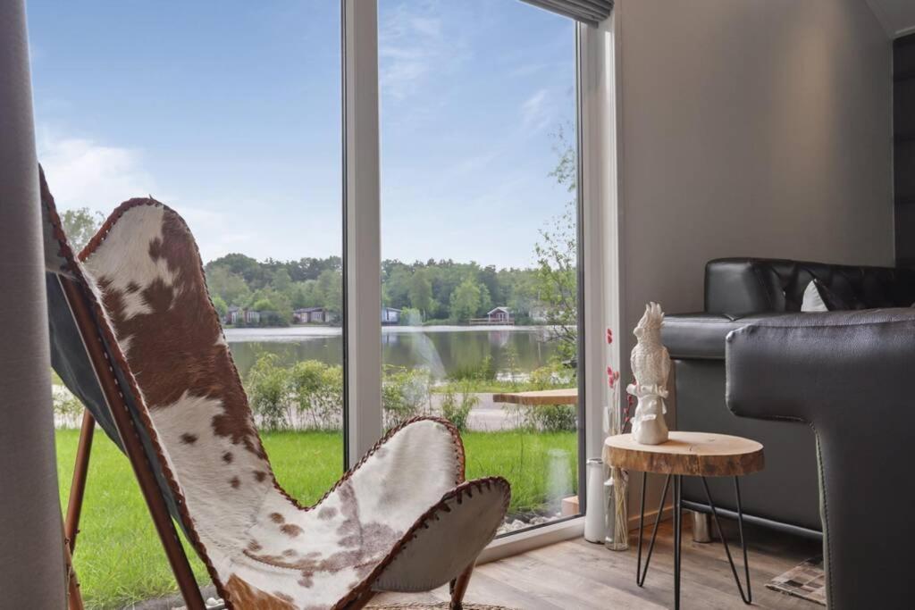 Luxe Chalet In Oosterwolde In Friesland, Op Rustig Park Met Uitzicht Op Meer En Strandje المظهر الخارجي الصورة