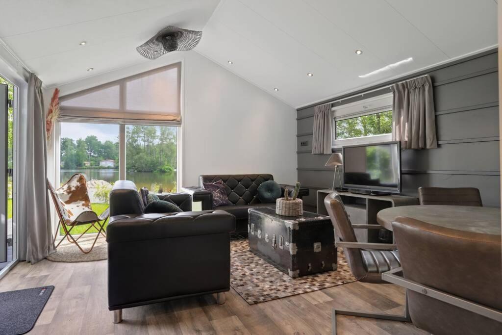 Luxe Chalet In Oosterwolde In Friesland, Op Rustig Park Met Uitzicht Op Meer En Strandje المظهر الخارجي الصورة