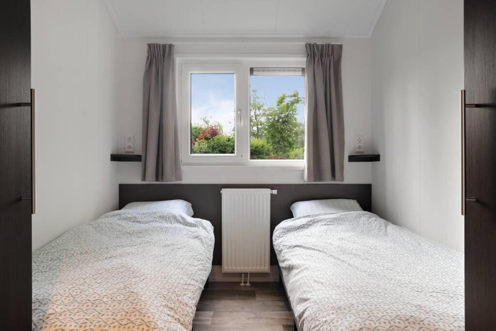 Luxe Chalet In Oosterwolde In Friesland, Op Rustig Park Met Uitzicht Op Meer En Strandje المظهر الخارجي الصورة